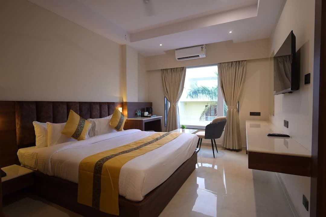 Comfortable hotel room with half board plan - breakfast and lunch included at Hotel Days Inn