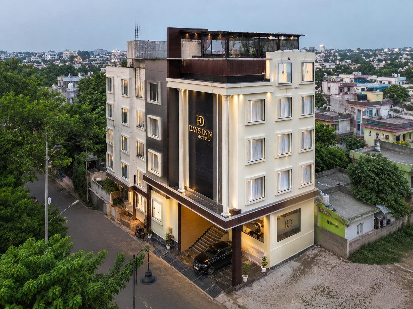 Hotel Days Inn exterior view - luxury hotel in Sarnath Varanasi